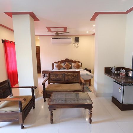 Mvt Guesthouse & Restaurant Vrindavan Bagian luar foto