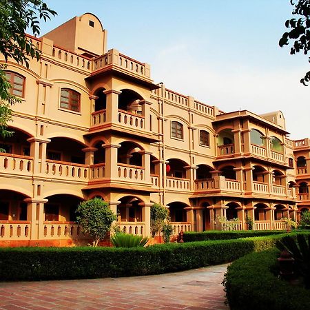 Mvt Guesthouse & Restaurant Vrindavan Bagian luar foto