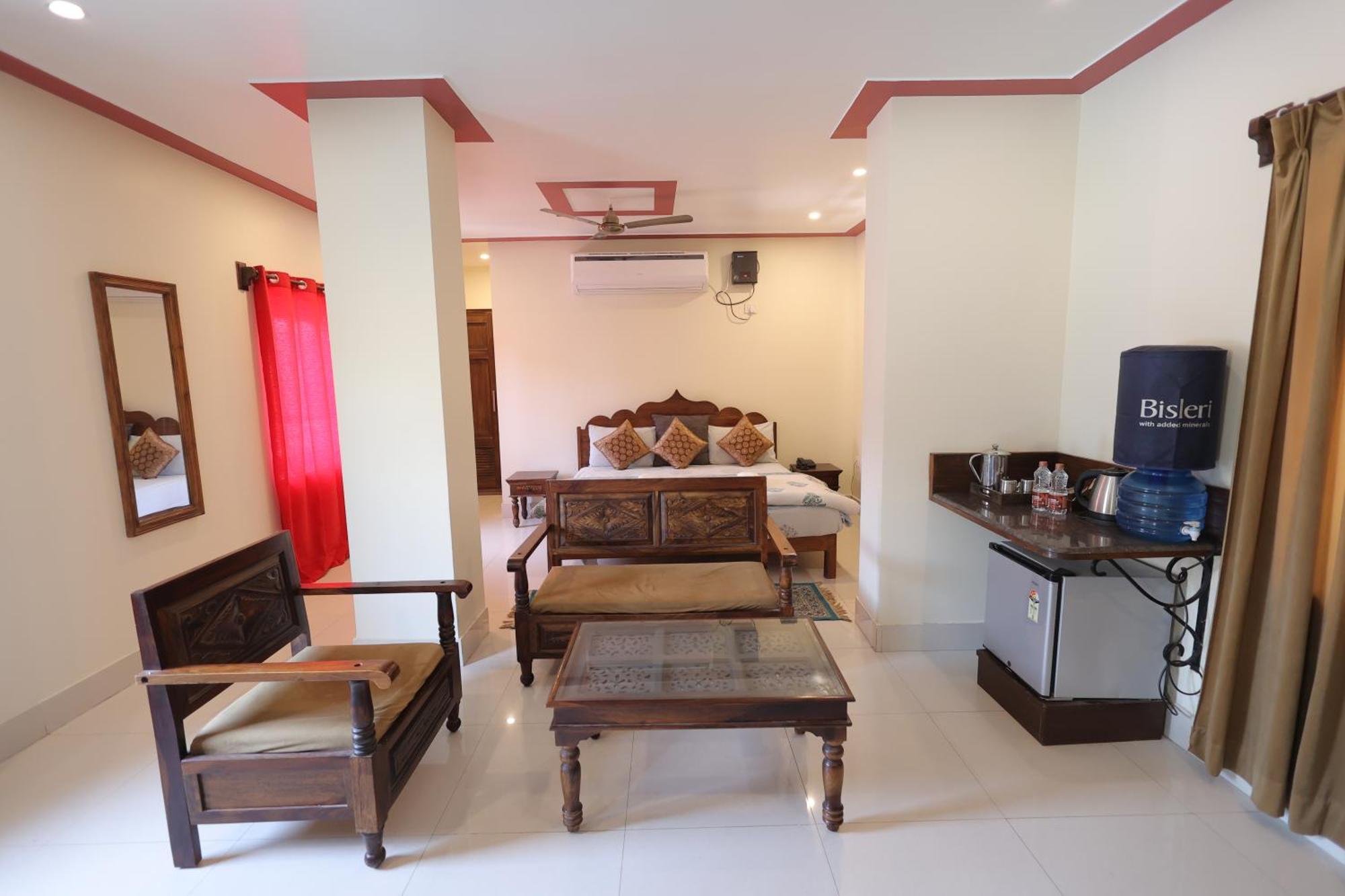 Mvt Guesthouse & Restaurant Vrindavan Bagian luar foto