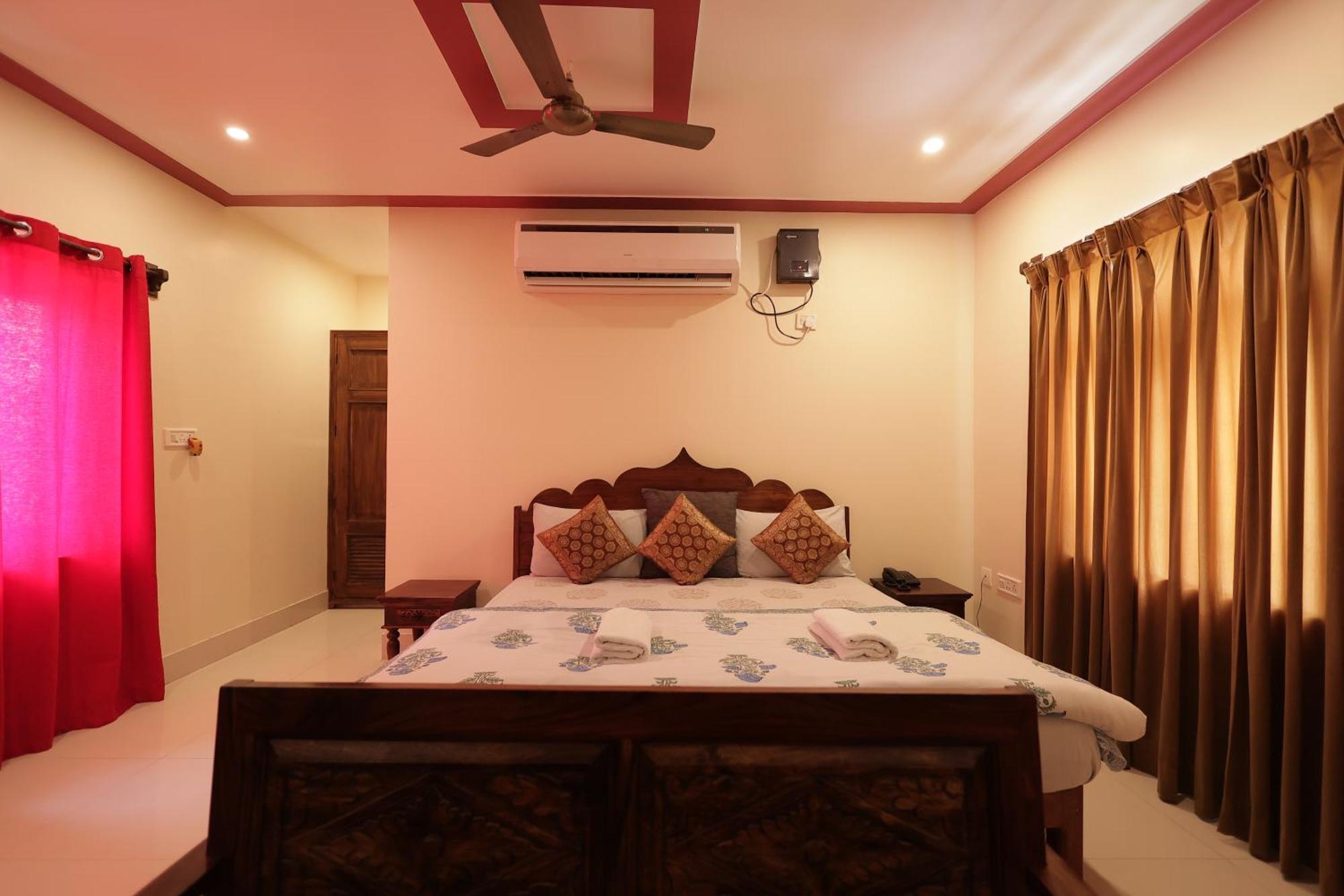 Mvt Guesthouse & Restaurant Vrindavan Bagian luar foto