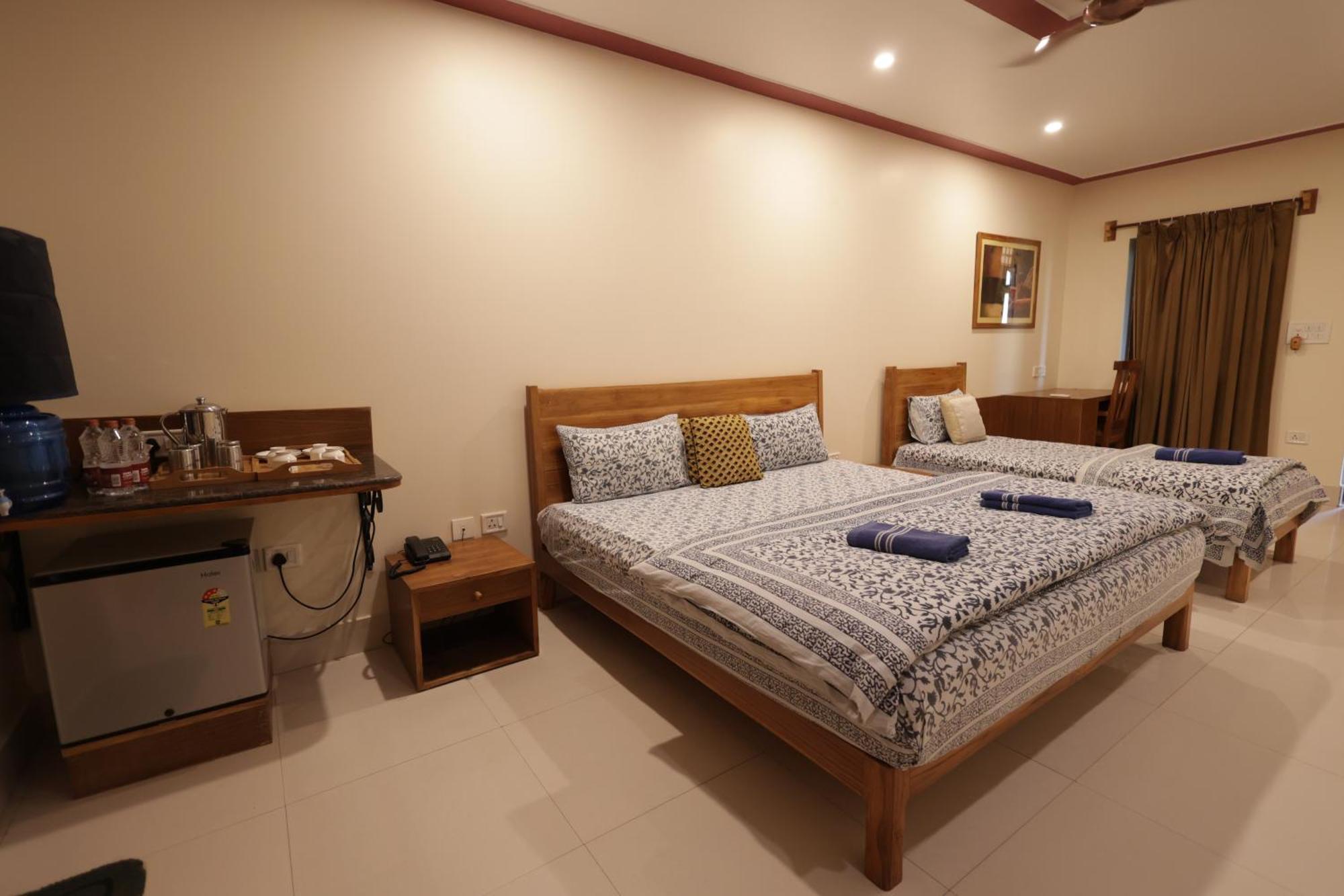 Mvt Guesthouse & Restaurant Vrindavan Bagian luar foto