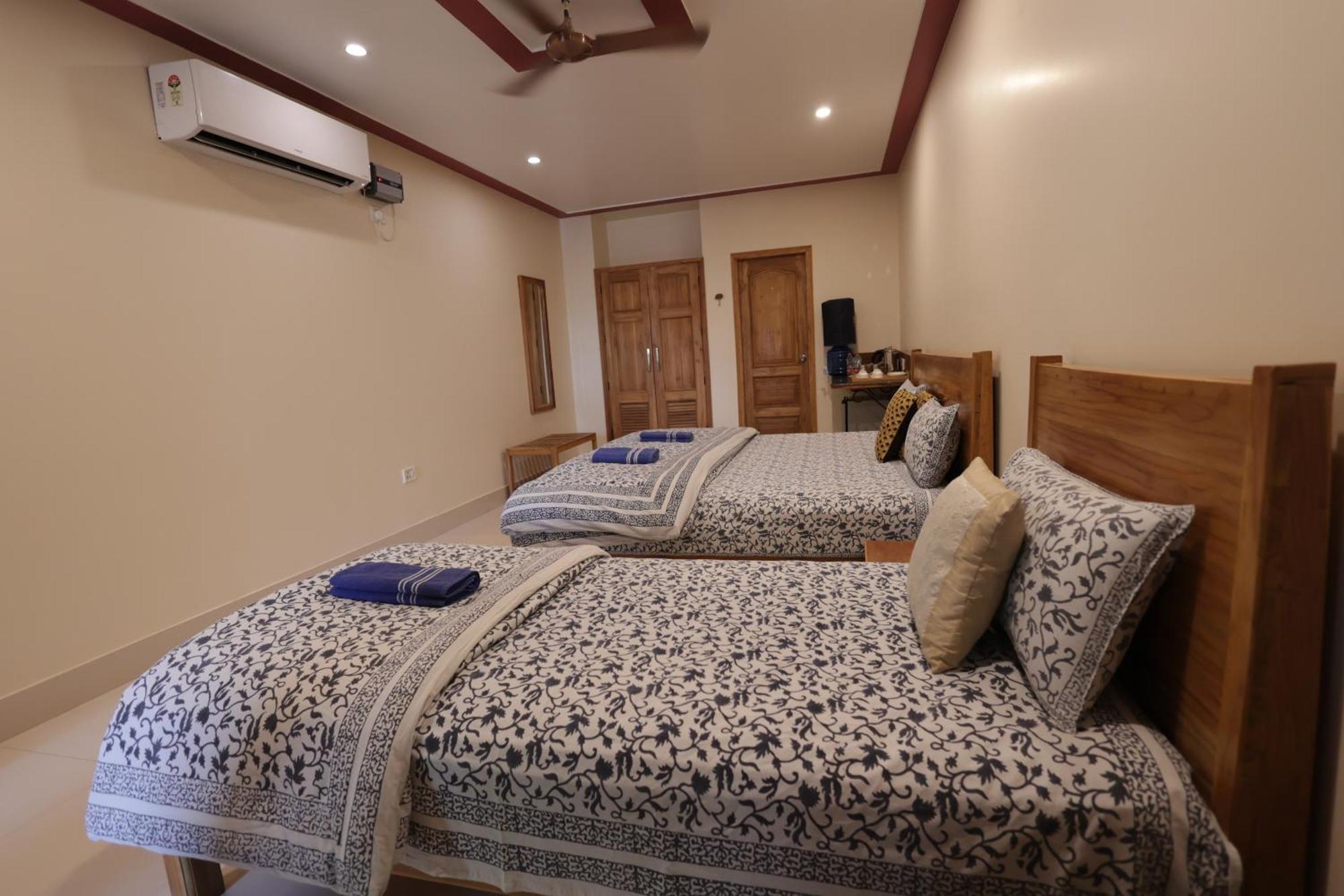 Mvt Guesthouse & Restaurant Vrindavan Bagian luar foto