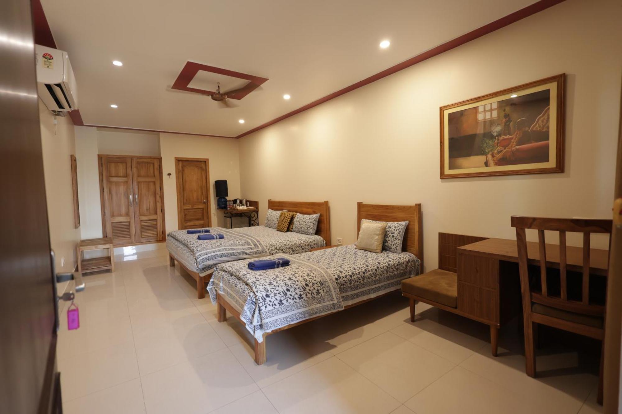 Mvt Guesthouse & Restaurant Vrindavan Bagian luar foto