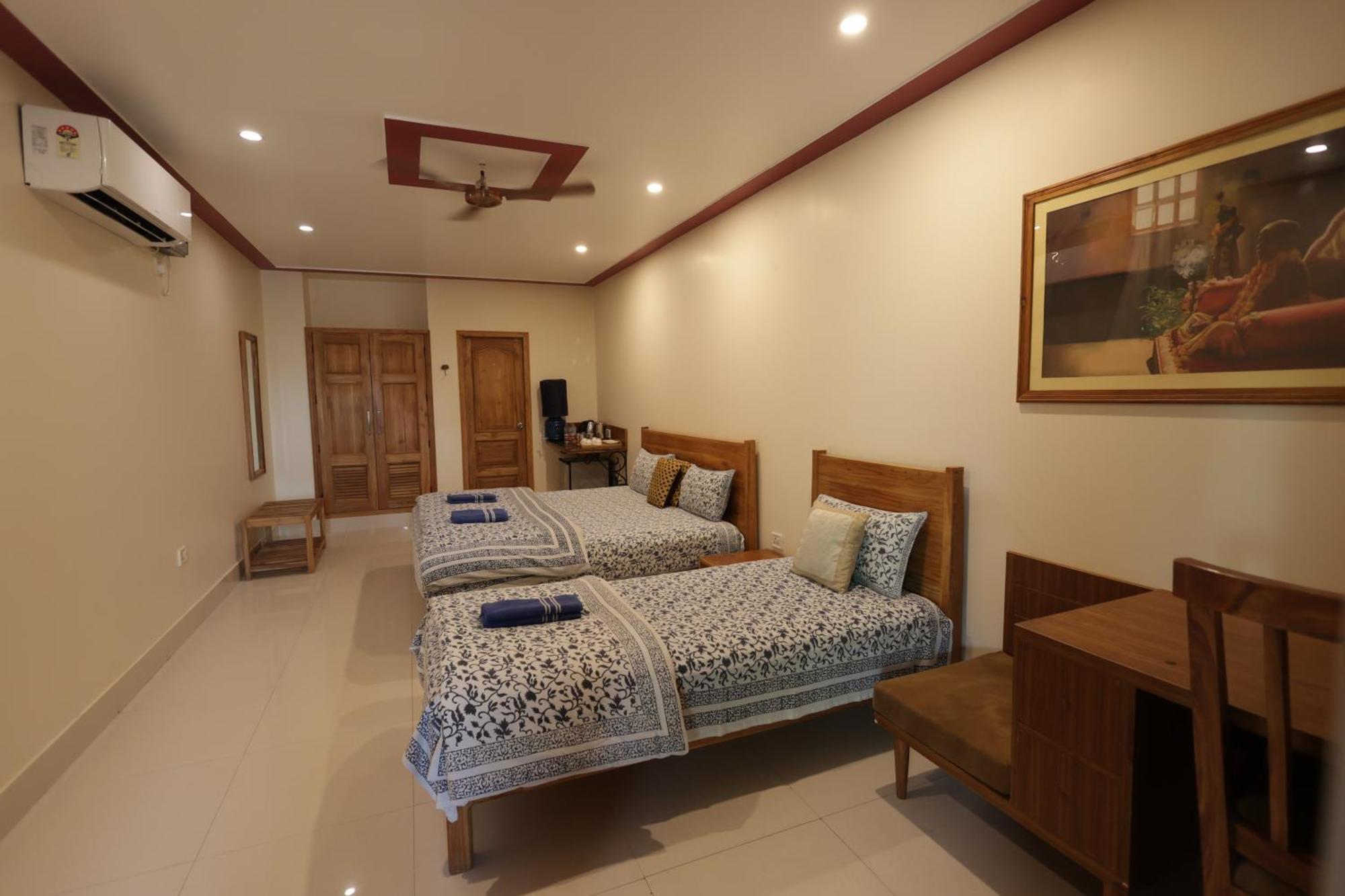 Mvt Guesthouse & Restaurant Vrindavan Bagian luar foto