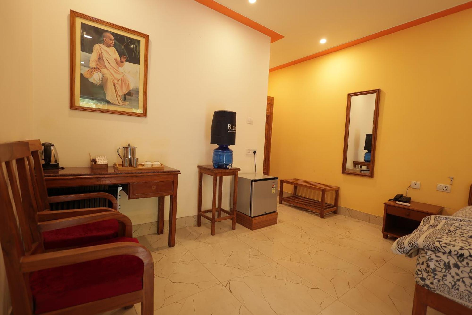 Mvt Guesthouse & Restaurant Vrindavan Bagian luar foto