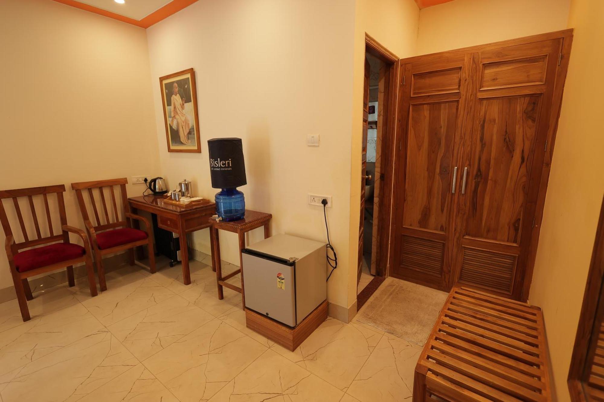 Mvt Guesthouse & Restaurant Vrindavan Bagian luar foto