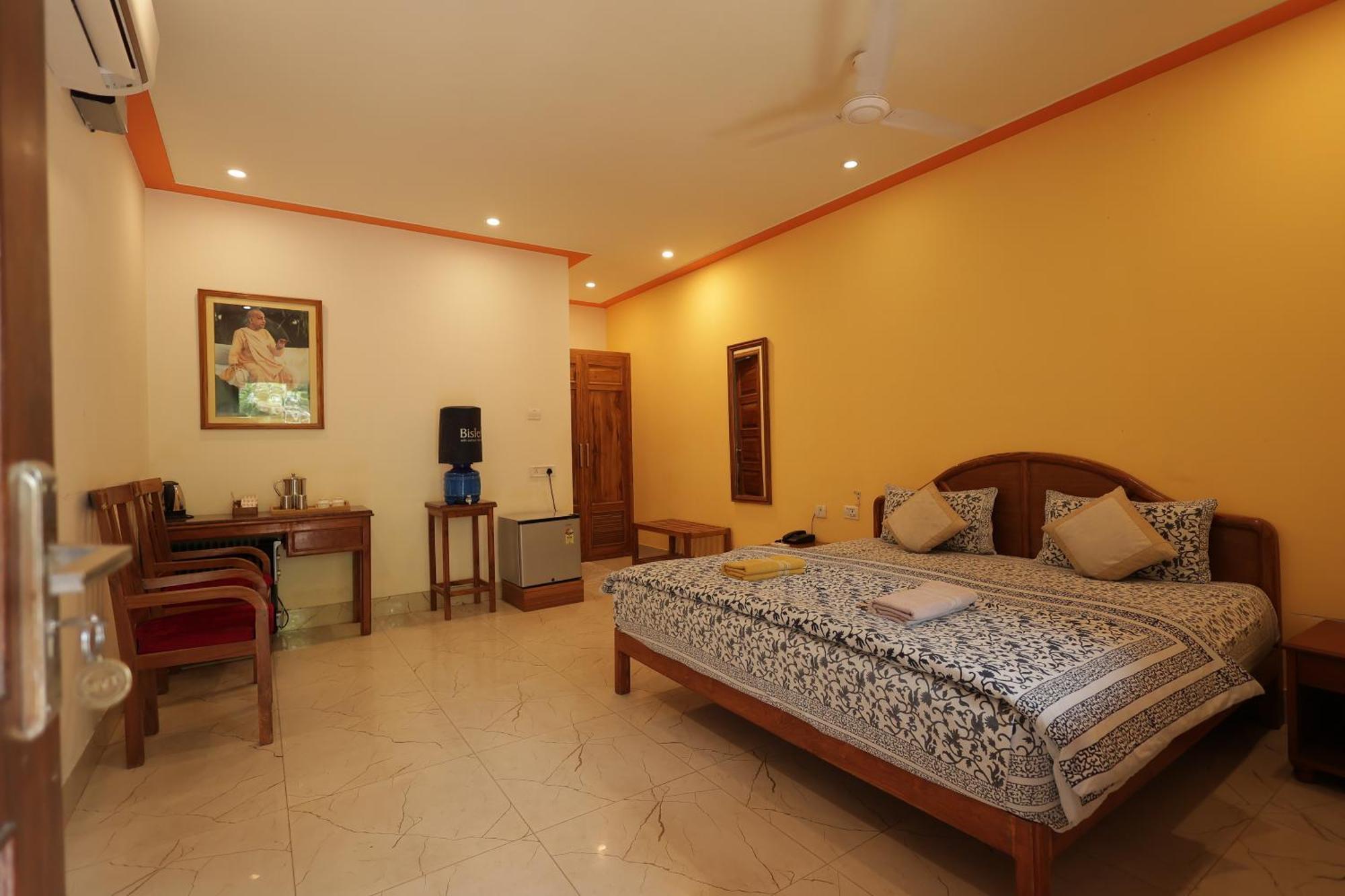 Mvt Guesthouse & Restaurant Vrindavan Bagian luar foto