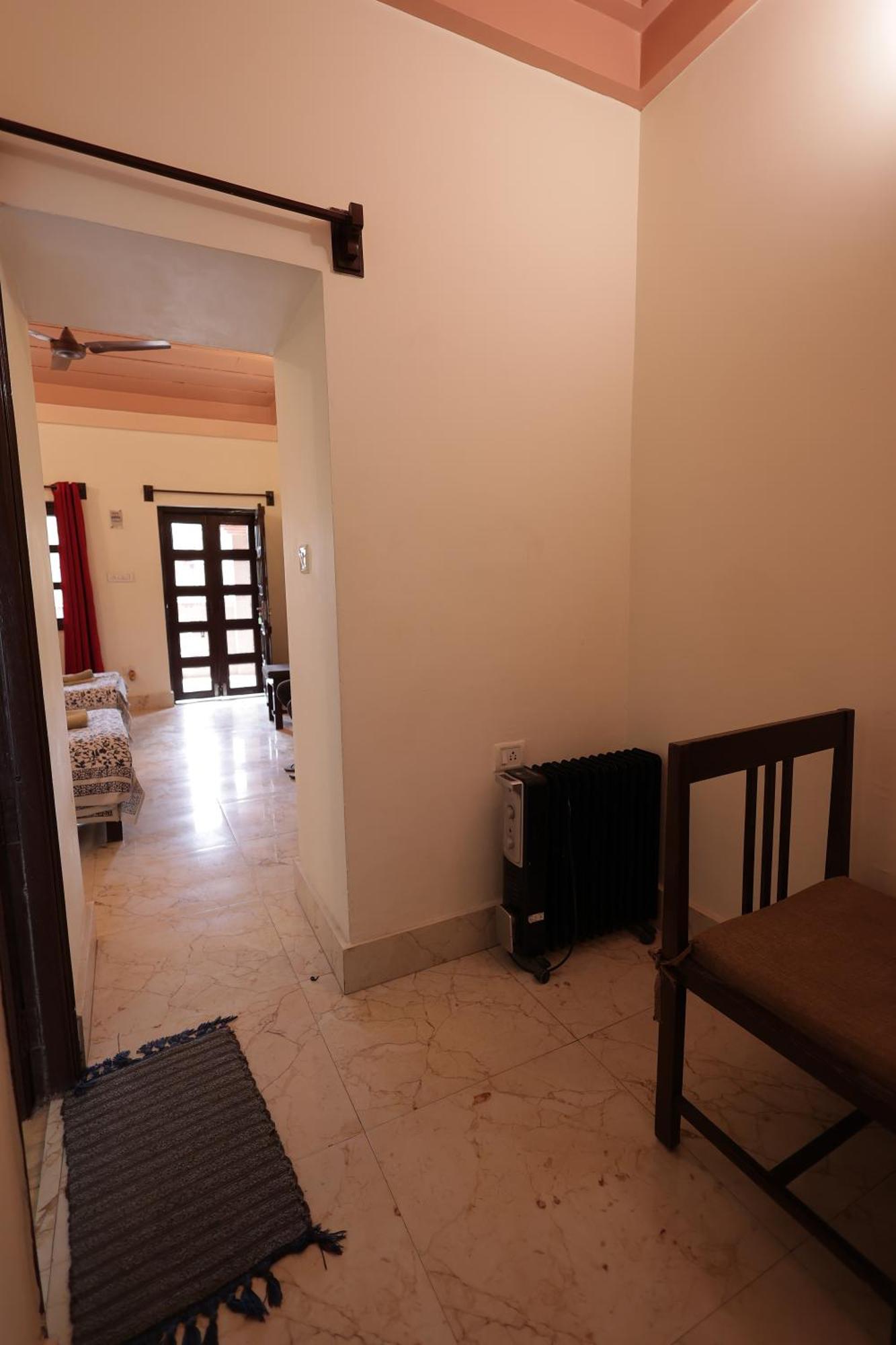 Mvt Guesthouse & Restaurant Vrindavan Bagian luar foto
