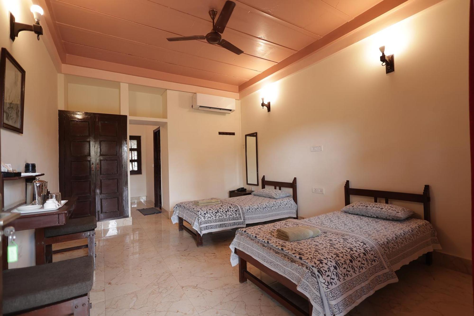 Mvt Guesthouse & Restaurant Vrindavan Bagian luar foto