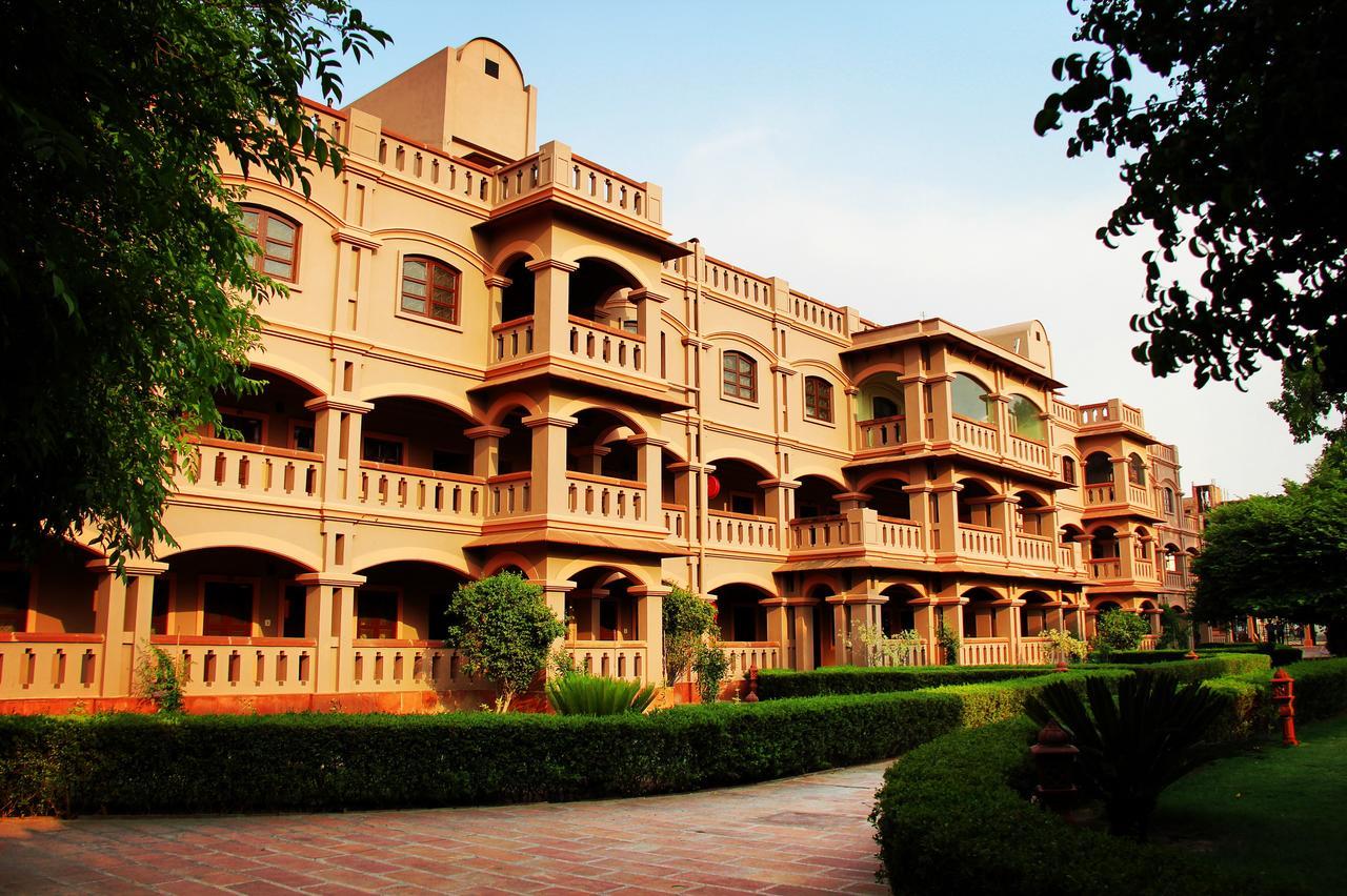 Mvt Guesthouse & Restaurant Vrindavan Bagian luar foto