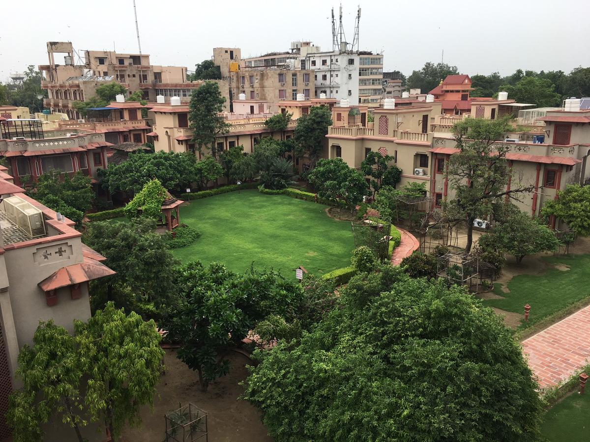 Mvt Guesthouse & Restaurant Vrindavan Bagian luar foto