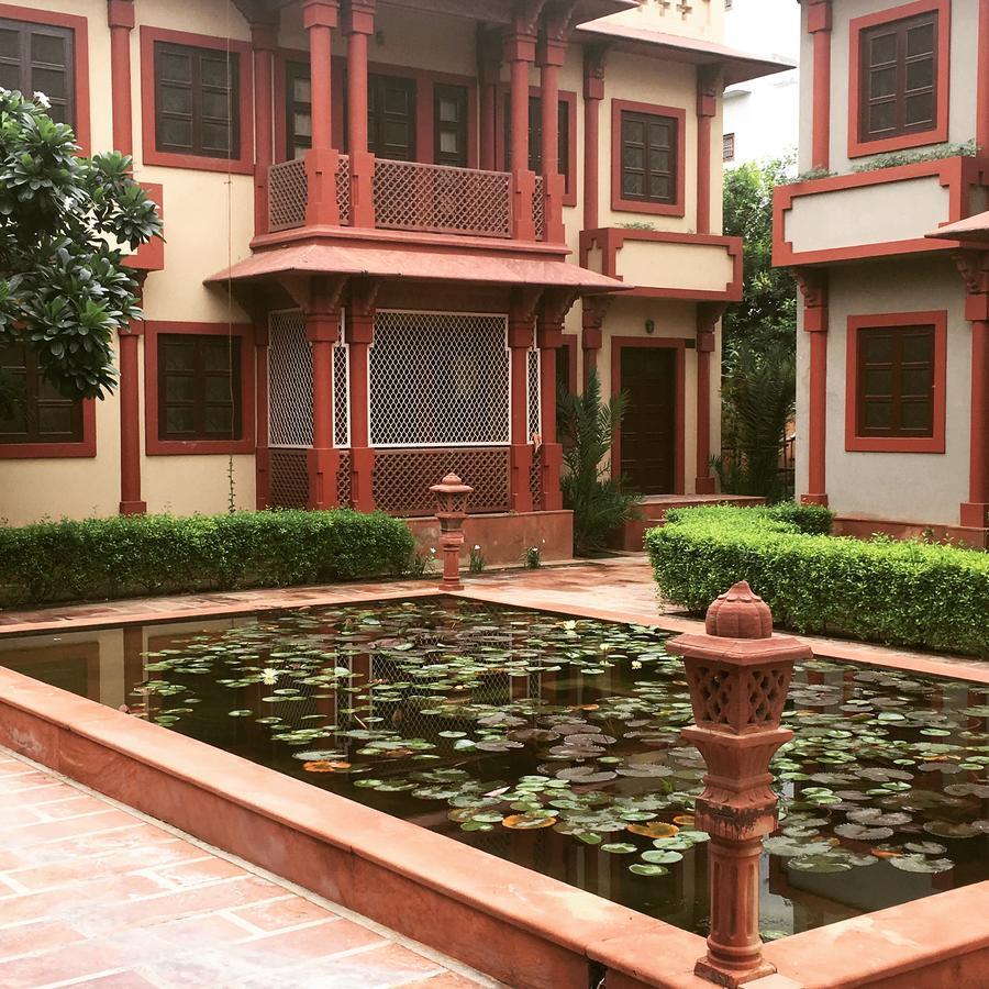 Mvt Guesthouse & Restaurant Vrindavan Bagian luar foto