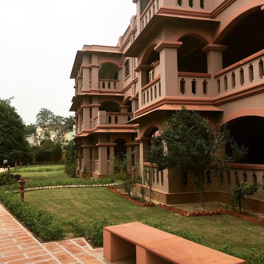 Mvt Guesthouse & Restaurant Vrindavan Bagian luar foto
