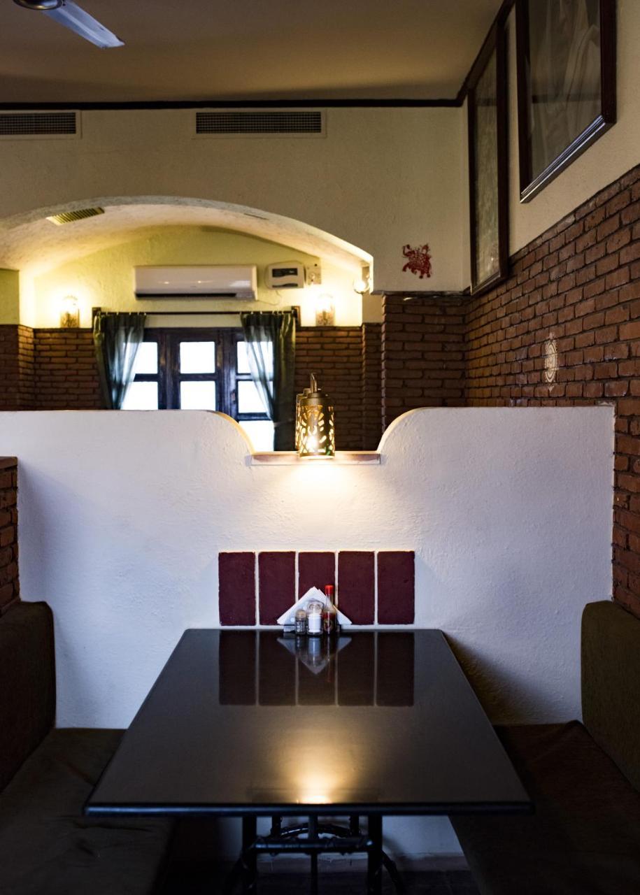 Mvt Guesthouse & Restaurant Vrindavan Bagian luar foto