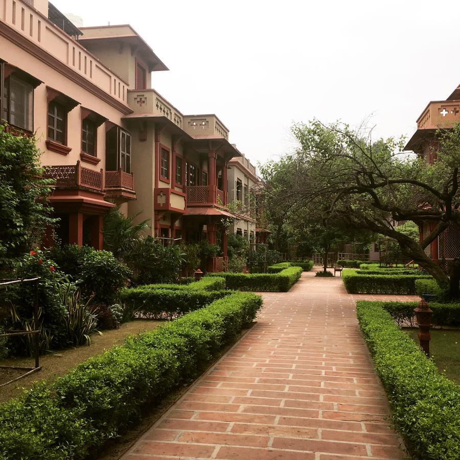 Mvt Guesthouse & Restaurant Vrindavan Bagian luar foto
