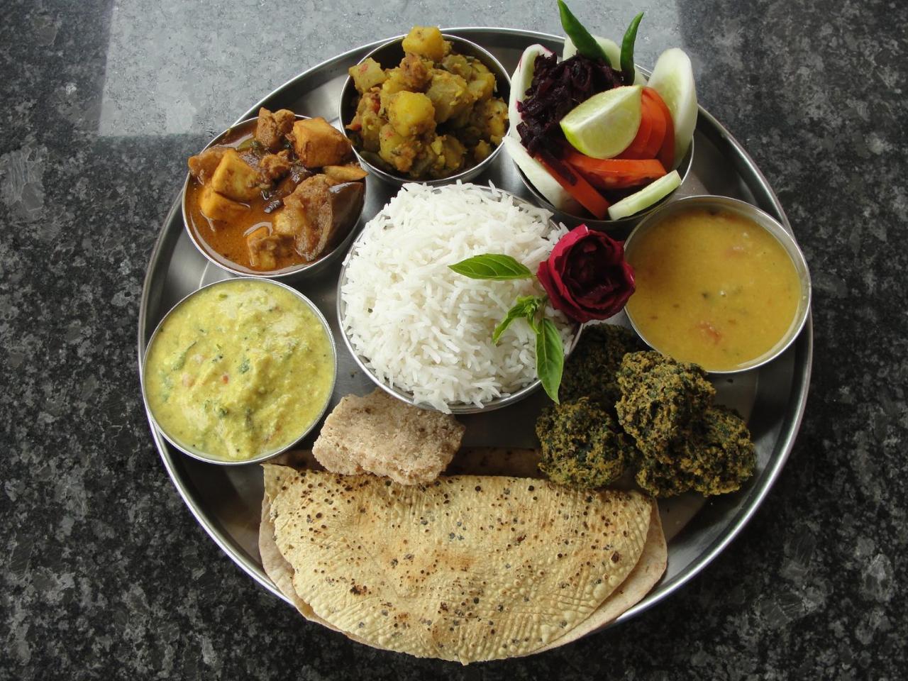 Mvt Guesthouse & Restaurant Vrindavan Bagian luar foto