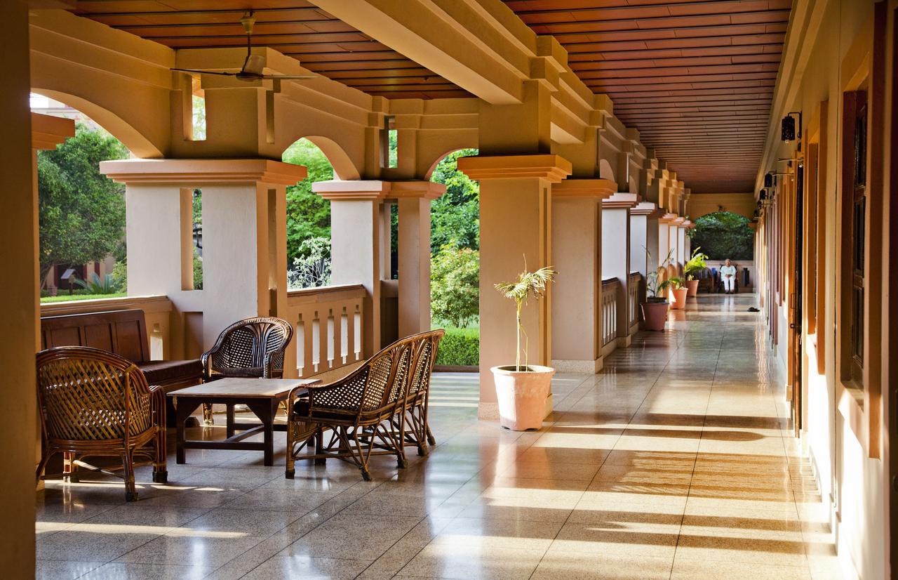 Mvt Guesthouse & Restaurant Vrindavan Bagian luar foto