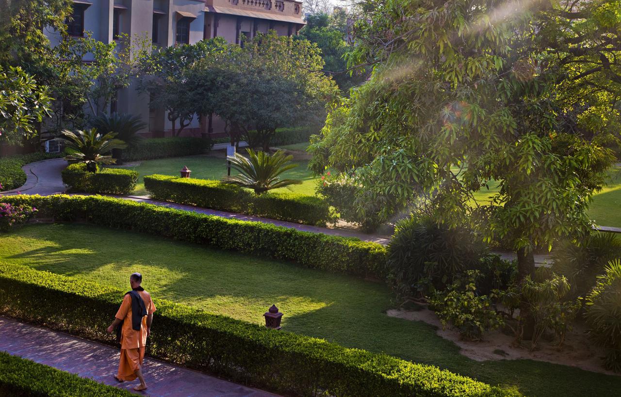 Mvt Guesthouse & Restaurant Vrindavan Bagian luar foto
