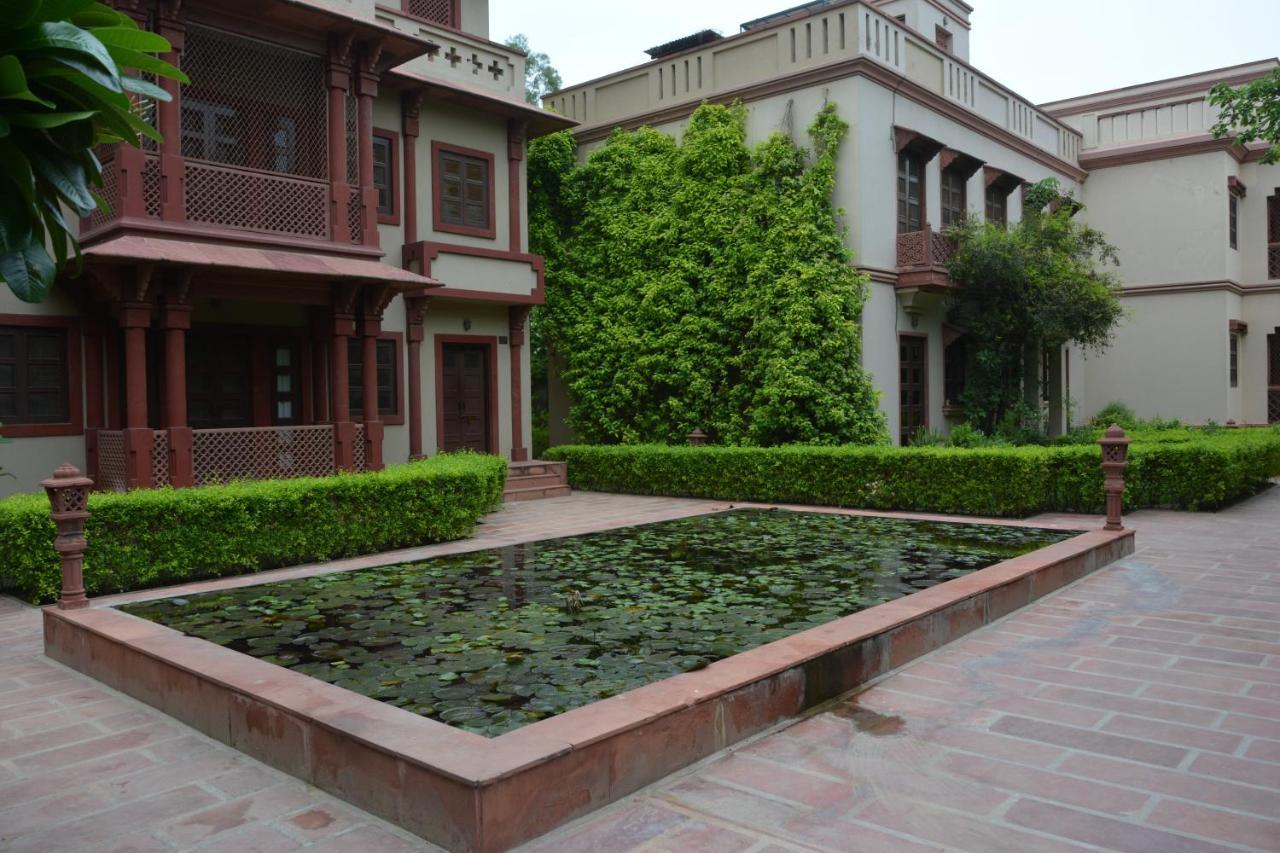 Mvt Guesthouse & Restaurant Vrindavan Bagian luar foto