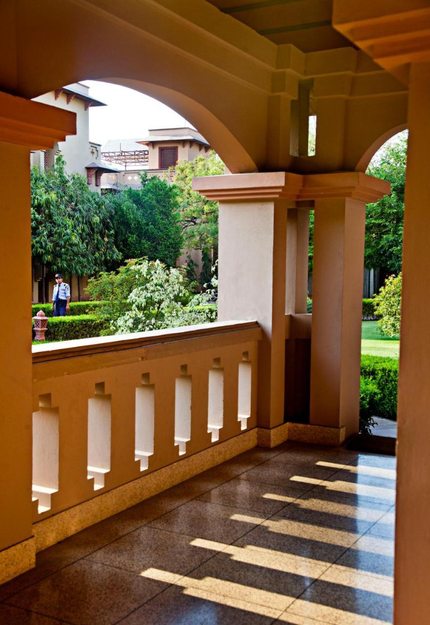 Mvt Guesthouse & Restaurant Vrindavan Bagian luar foto