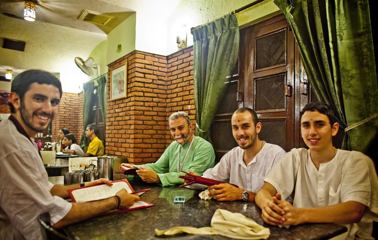 Mvt Guesthouse & Restaurant Vrindavan Bagian luar foto