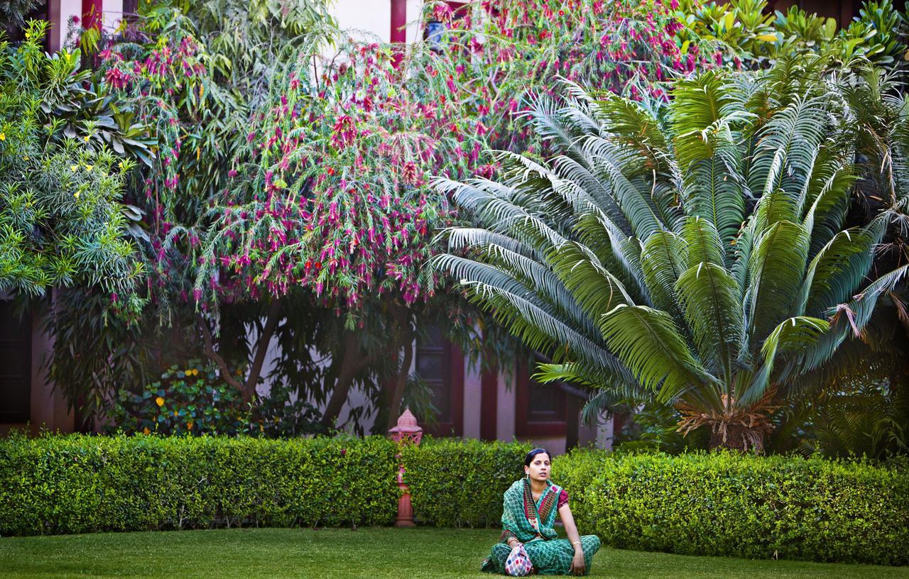 Mvt Guesthouse & Restaurant Vrindavan Bagian luar foto