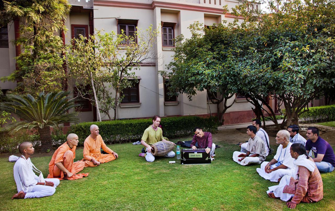 Mvt Guesthouse & Restaurant Vrindavan Bagian luar foto