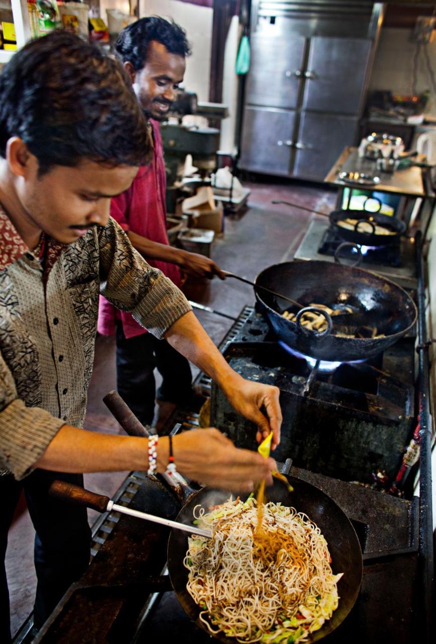 Mvt Guesthouse & Restaurant Vrindavan Bagian luar foto