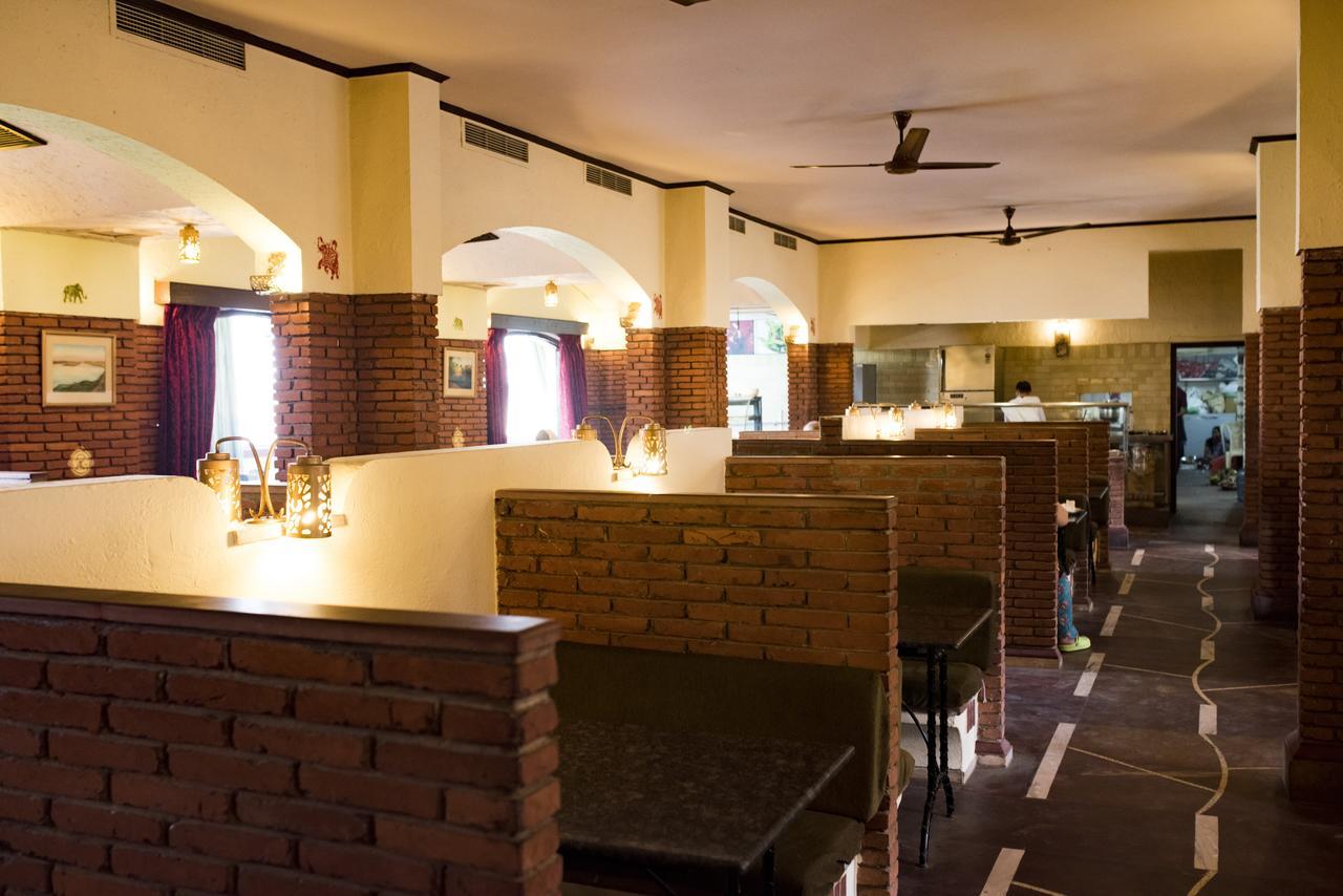 Mvt Guesthouse & Restaurant Vrindavan Bagian luar foto