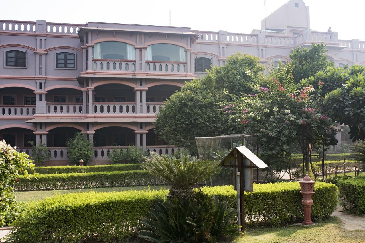 Mvt Guesthouse & Restaurant Vrindavan Bagian luar foto