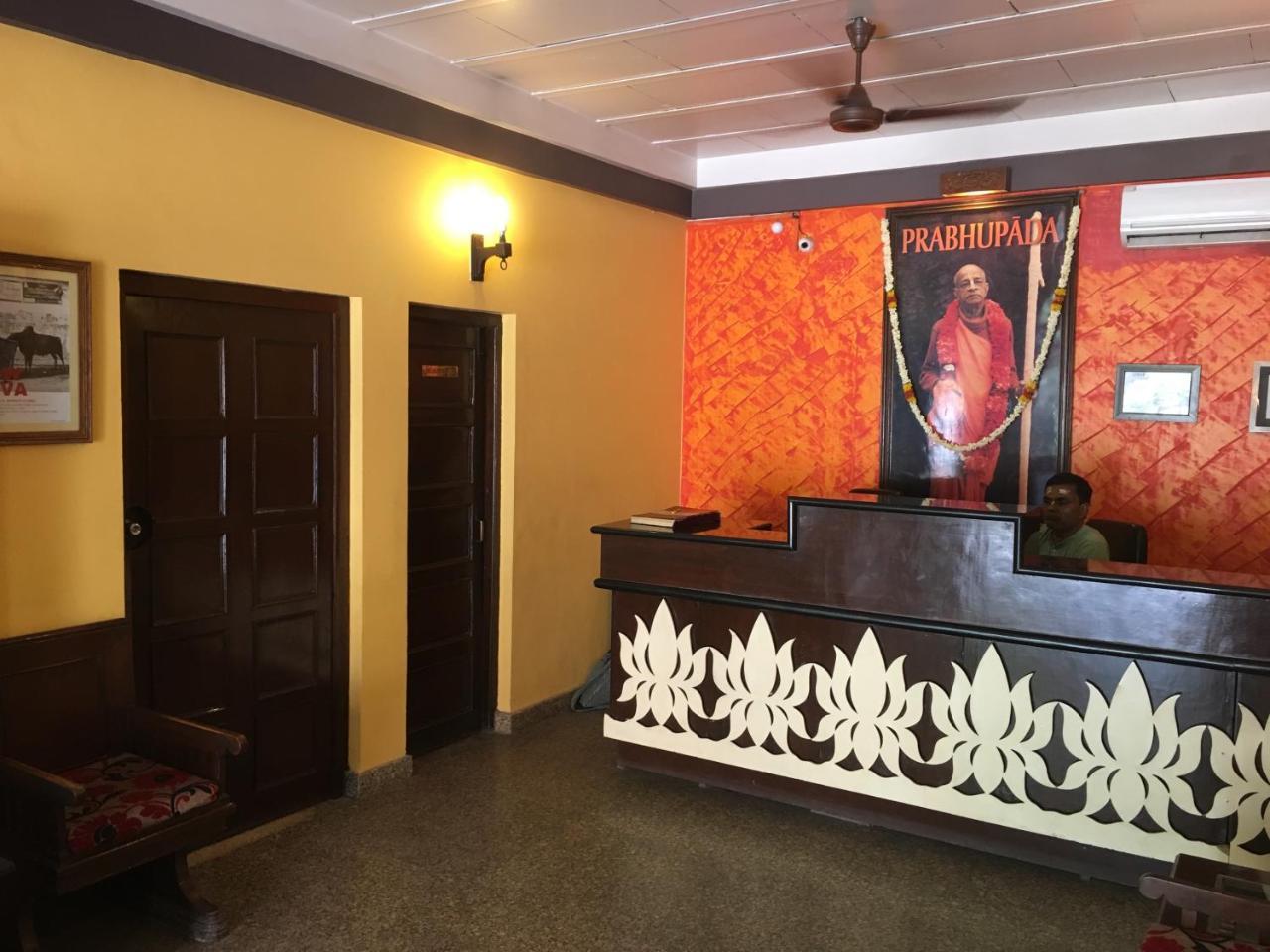 Mvt Guesthouse & Restaurant Vrindavan Bagian luar foto