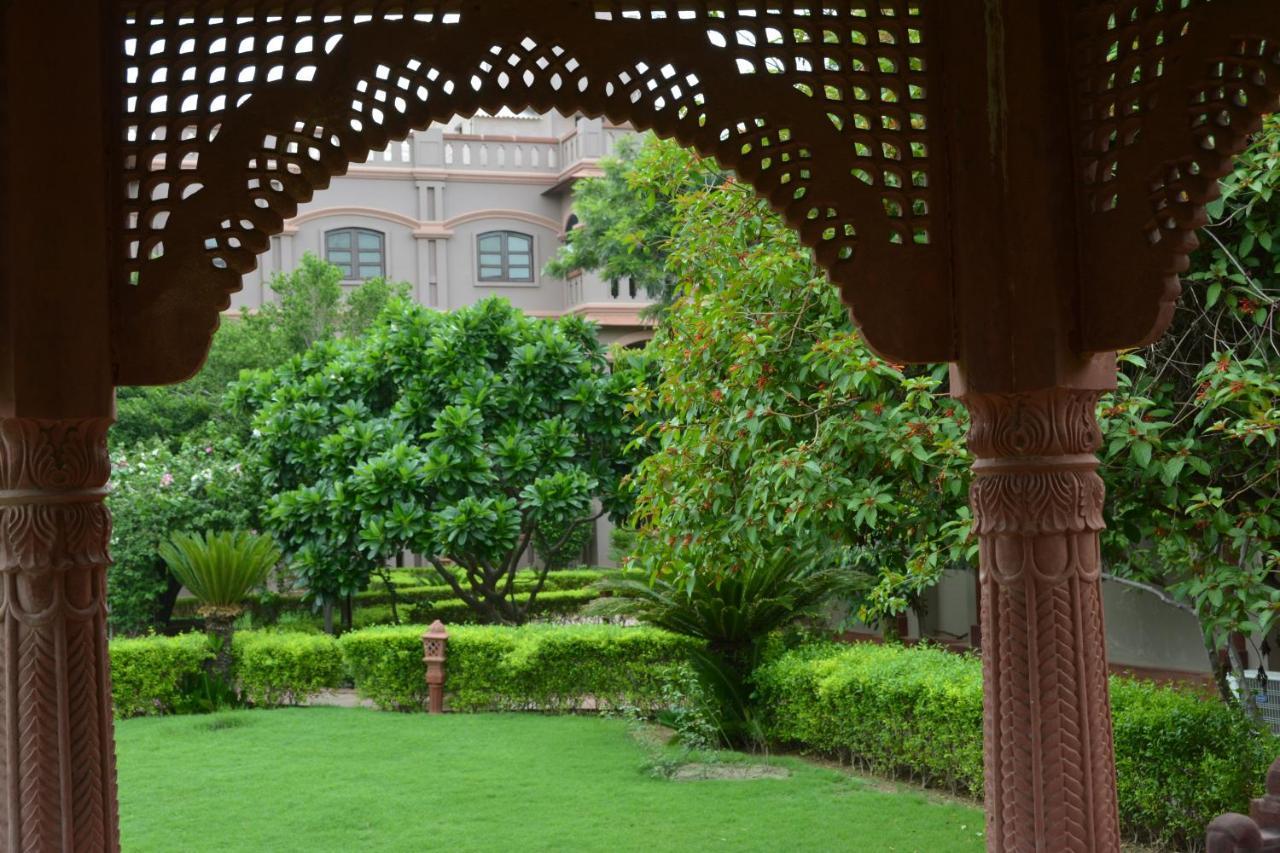 Mvt Guesthouse & Restaurant Vrindavan Bagian luar foto