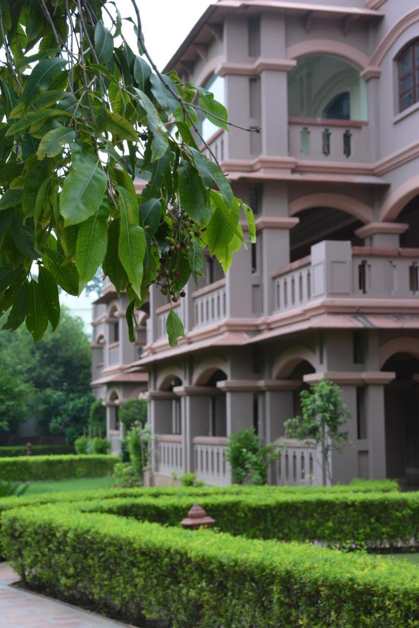 Mvt Guesthouse & Restaurant Vrindavan Bagian luar foto