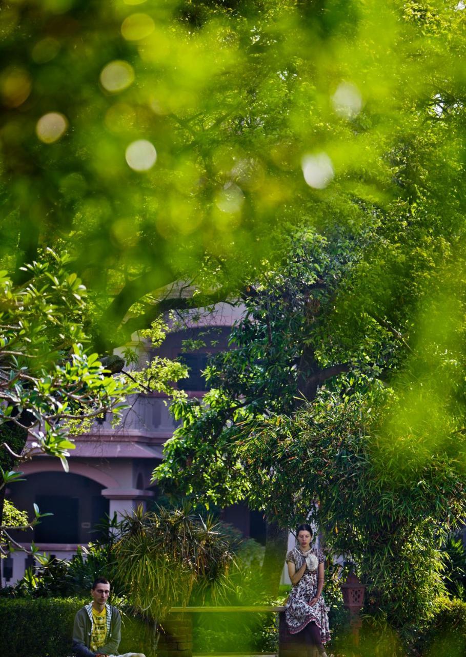 Mvt Guesthouse & Restaurant Vrindavan Bagian luar foto