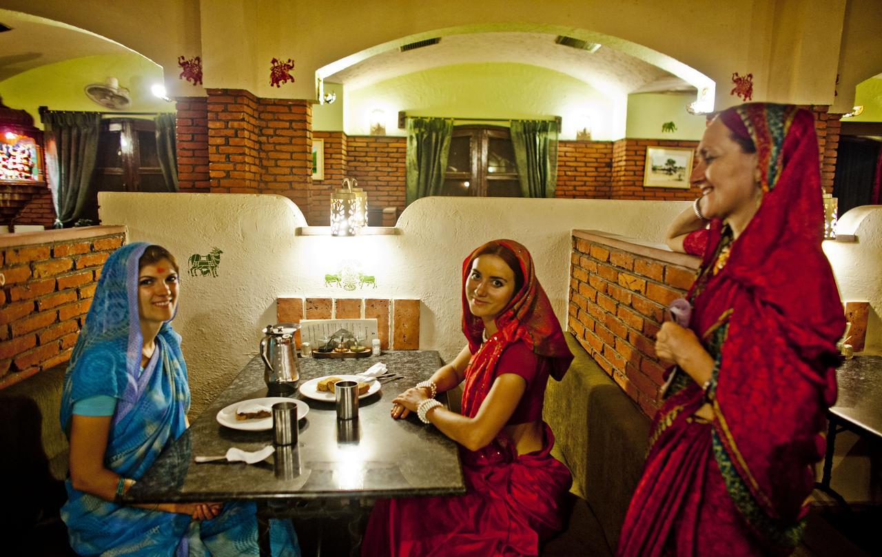 Mvt Guesthouse & Restaurant Vrindavan Bagian luar foto