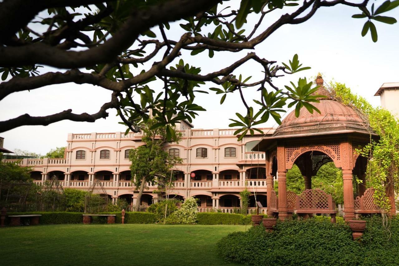 Mvt Guesthouse & Restaurant Vrindavan Bagian luar foto