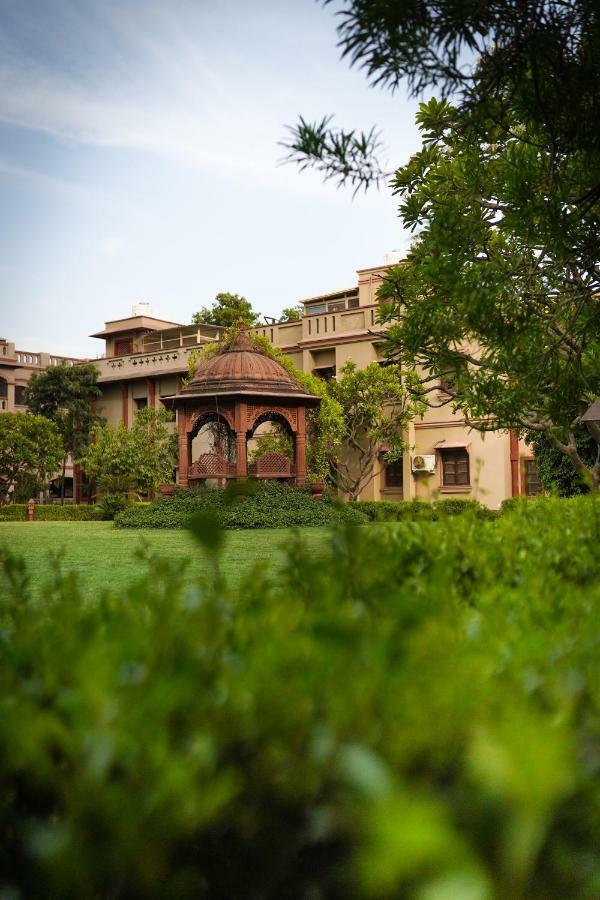 Mvt Guesthouse & Restaurant Vrindavan Bagian luar foto