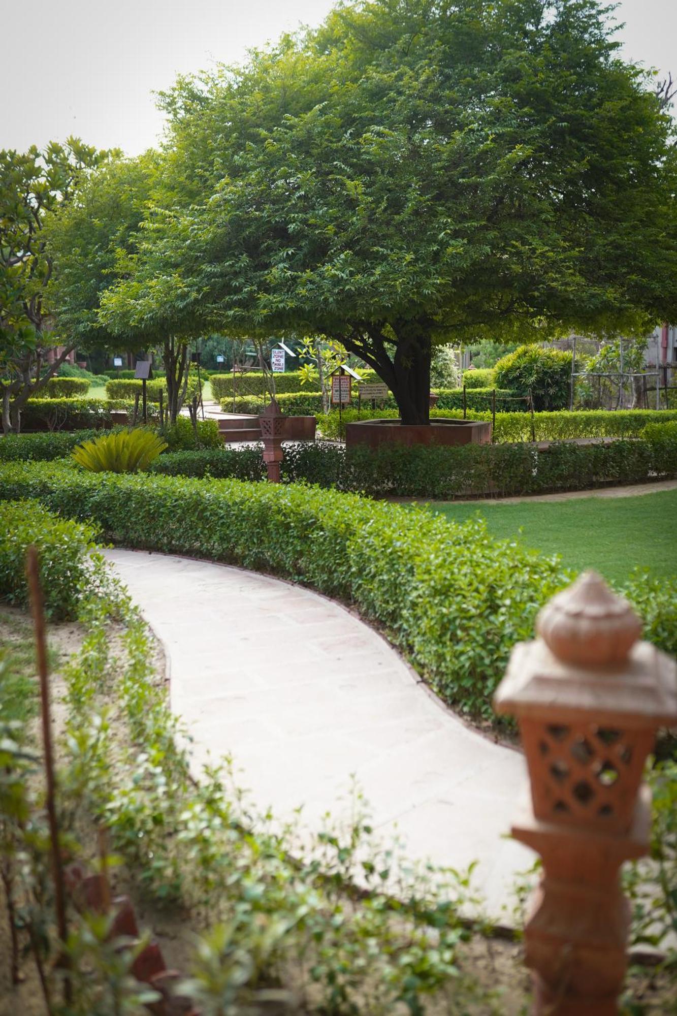 Mvt Guesthouse & Restaurant Vrindavan Bagian luar foto