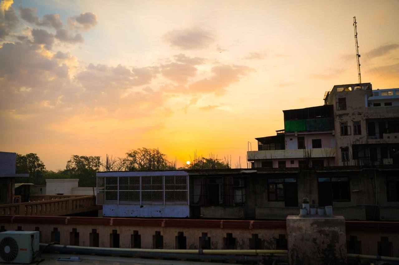 Mvt Guesthouse & Restaurant Vrindavan Bagian luar foto