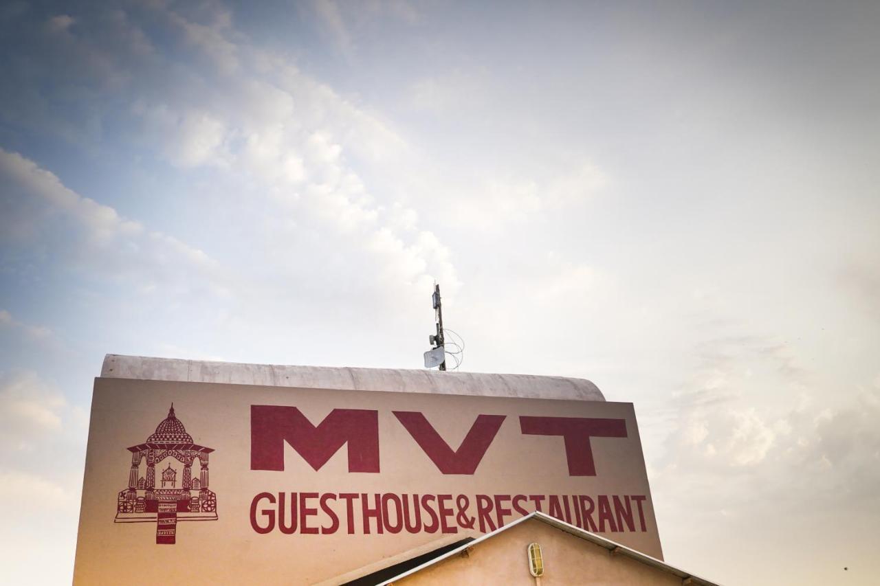 Mvt Guesthouse & Restaurant Vrindavan Bagian luar foto