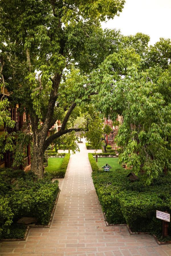 Mvt Guesthouse & Restaurant Vrindavan Bagian luar foto