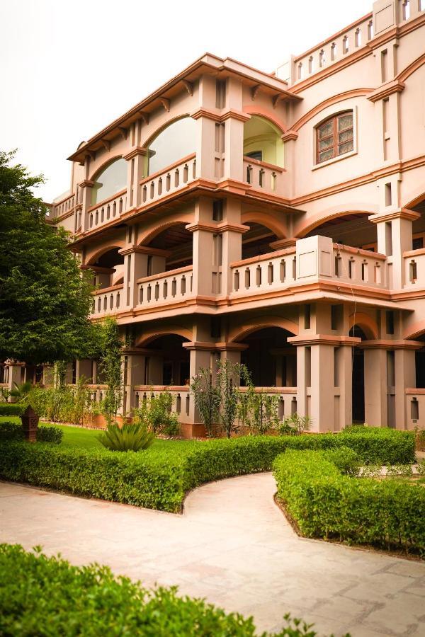 Mvt Guesthouse & Restaurant Vrindavan Bagian luar foto