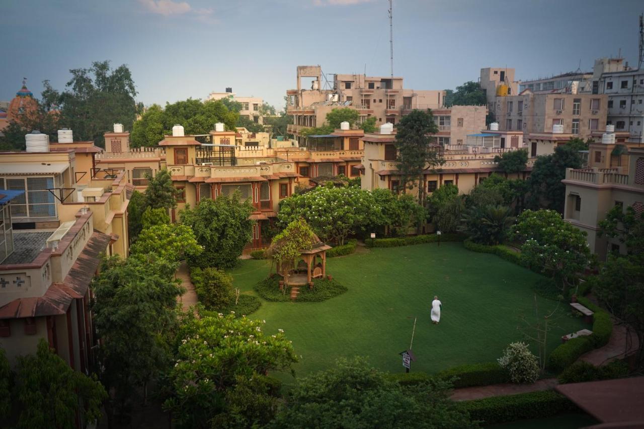 Mvt Guesthouse & Restaurant Vrindavan Bagian luar foto