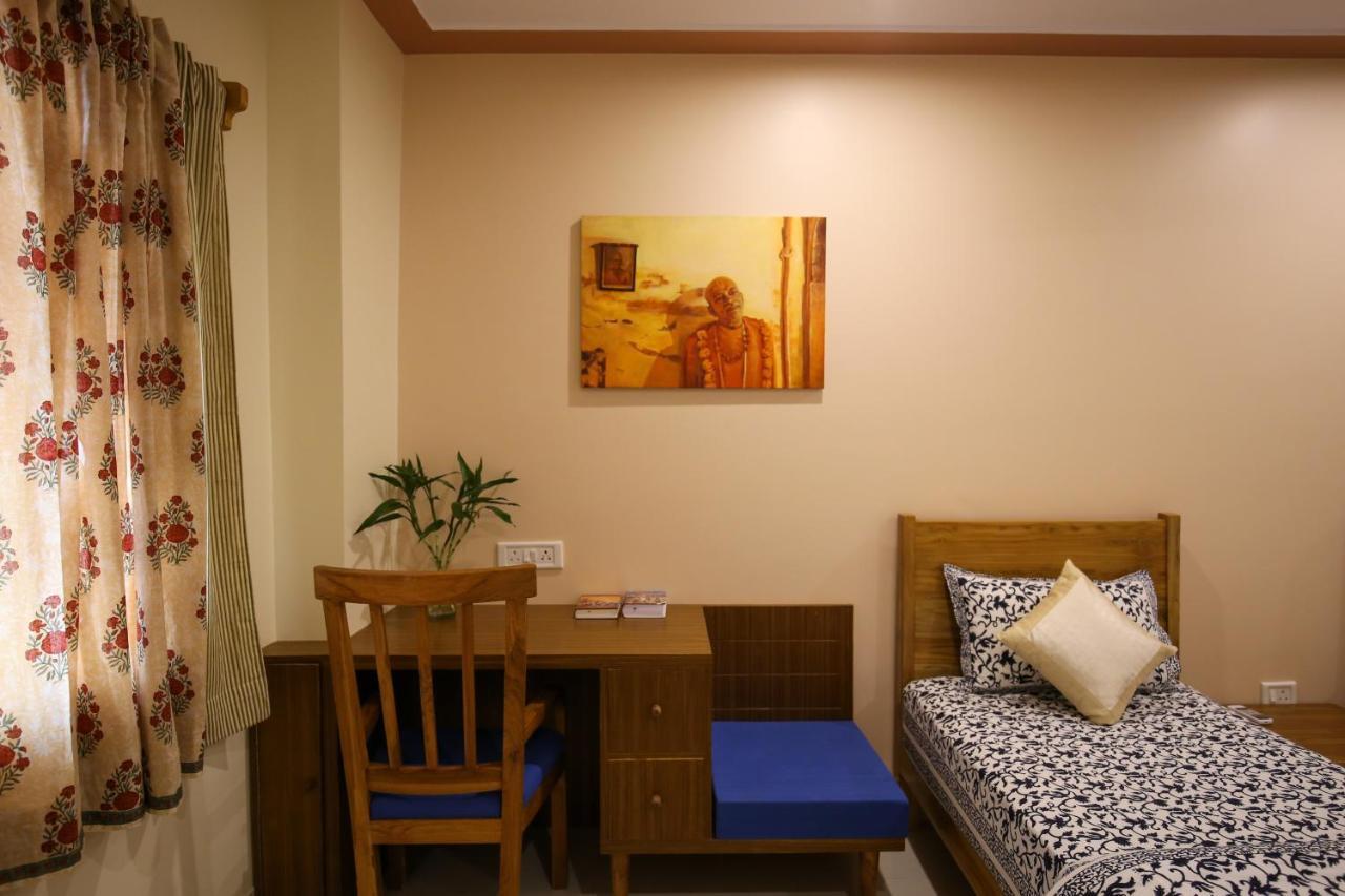 Mvt Guesthouse & Restaurant Vrindavan Bagian luar foto